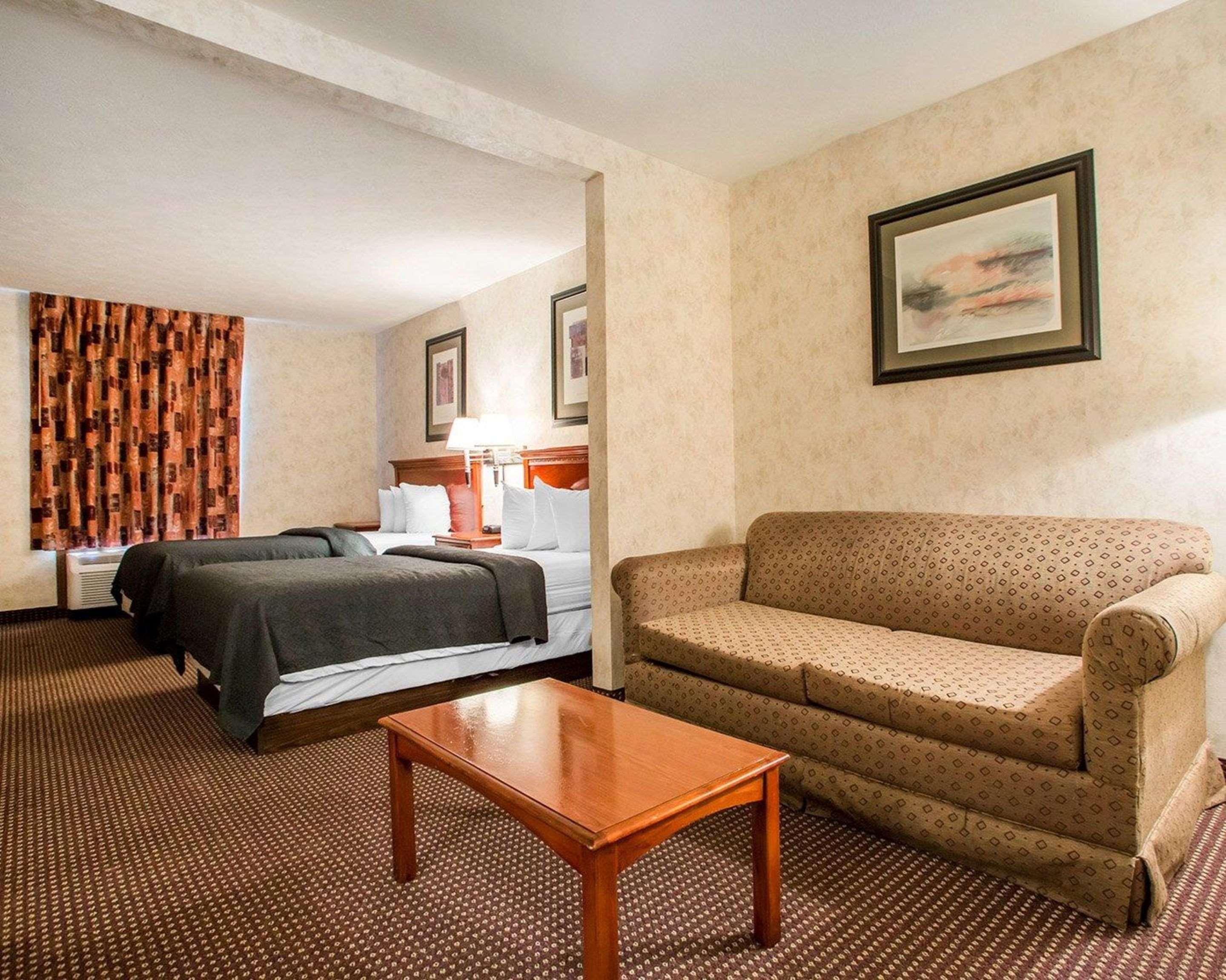Quality Inn & Suites South-Обец Екстер'єр фото