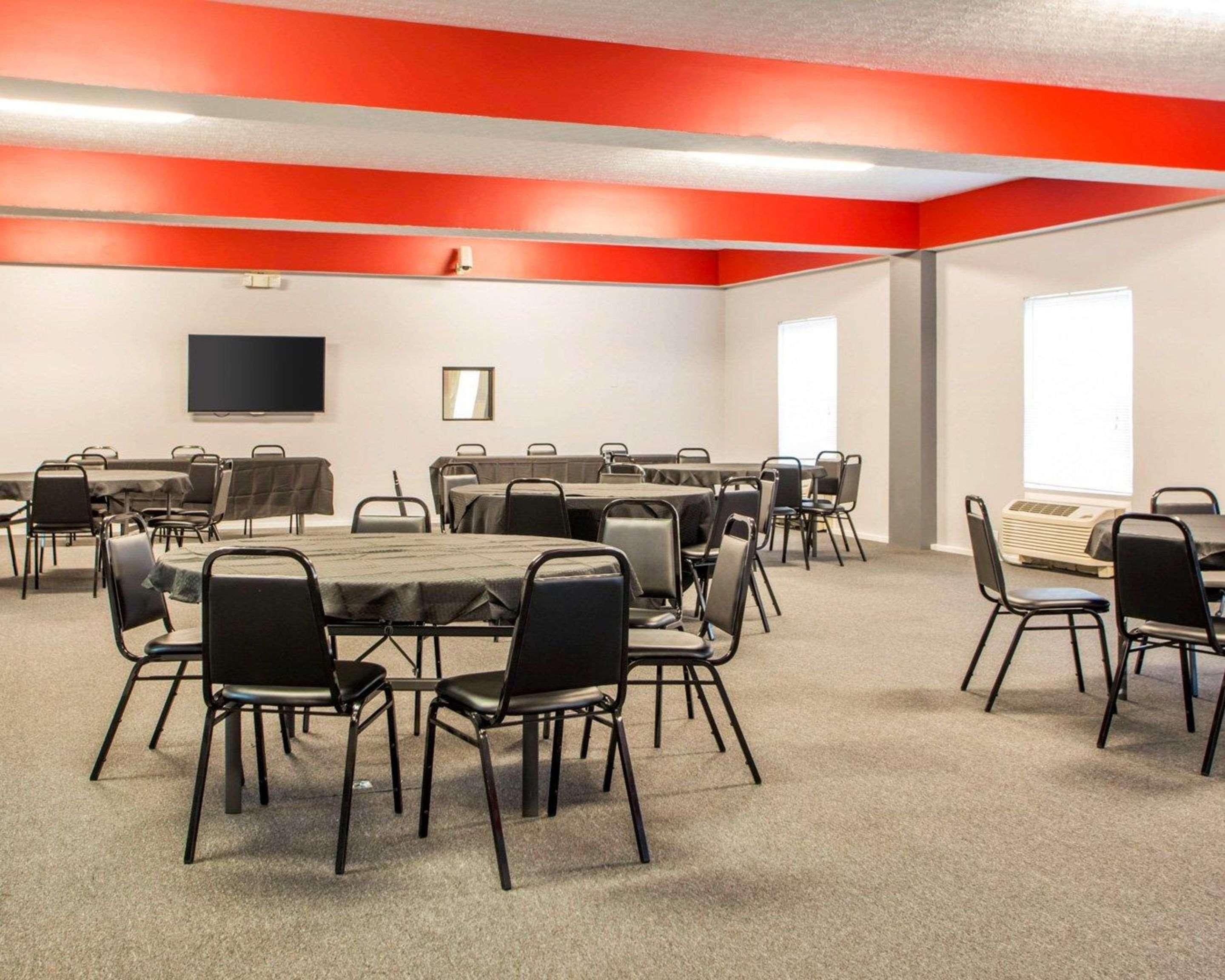 Quality Inn & Suites South-Обец Екстер'єр фото