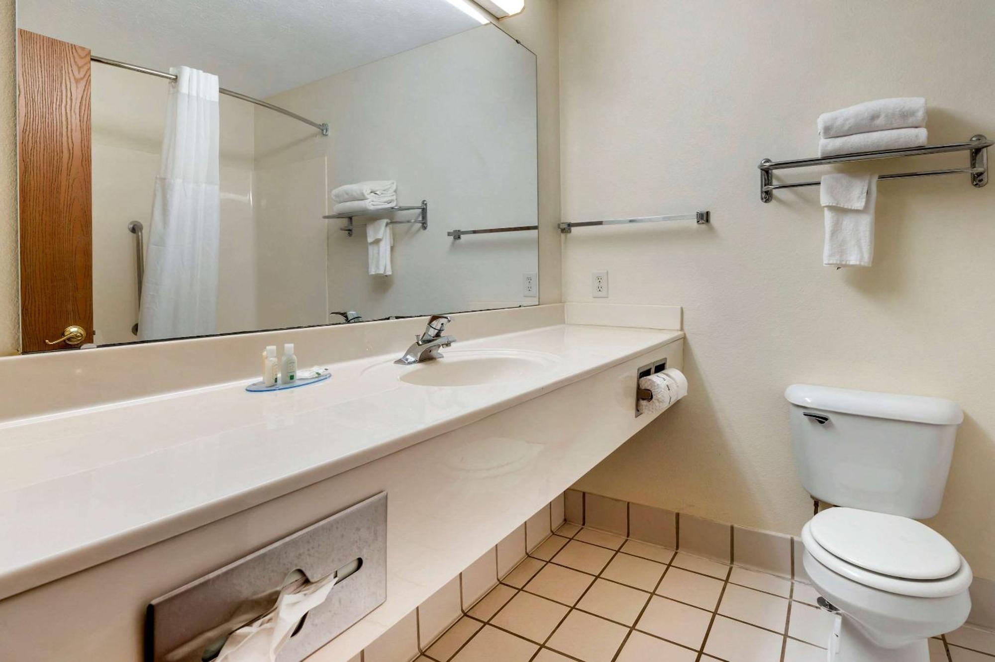Quality Inn & Suites South-Обец Екстер'єр фото