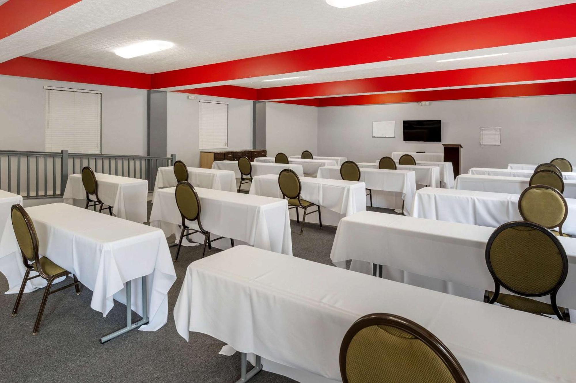 Quality Inn & Suites South-Обец Екстер'єр фото