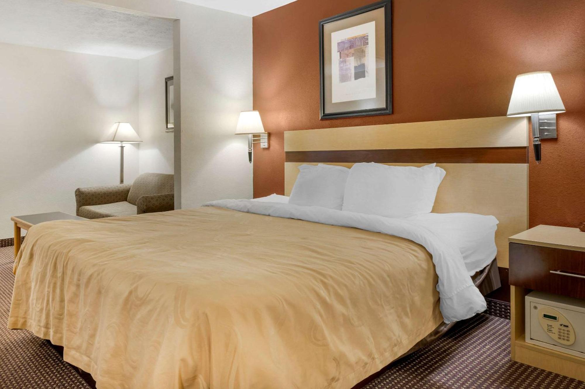 Quality Inn & Suites South-Обец Екстер'єр фото