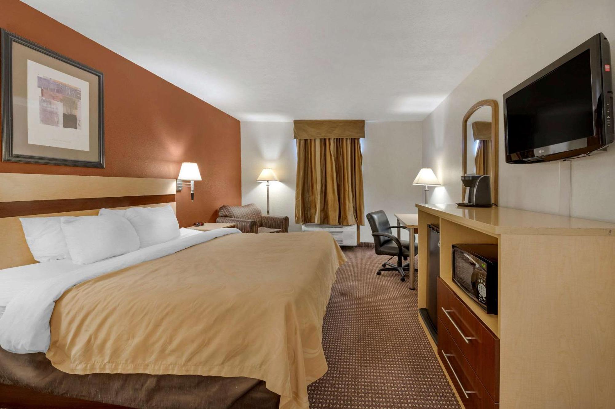Quality Inn & Suites South-Обец Екстер'єр фото