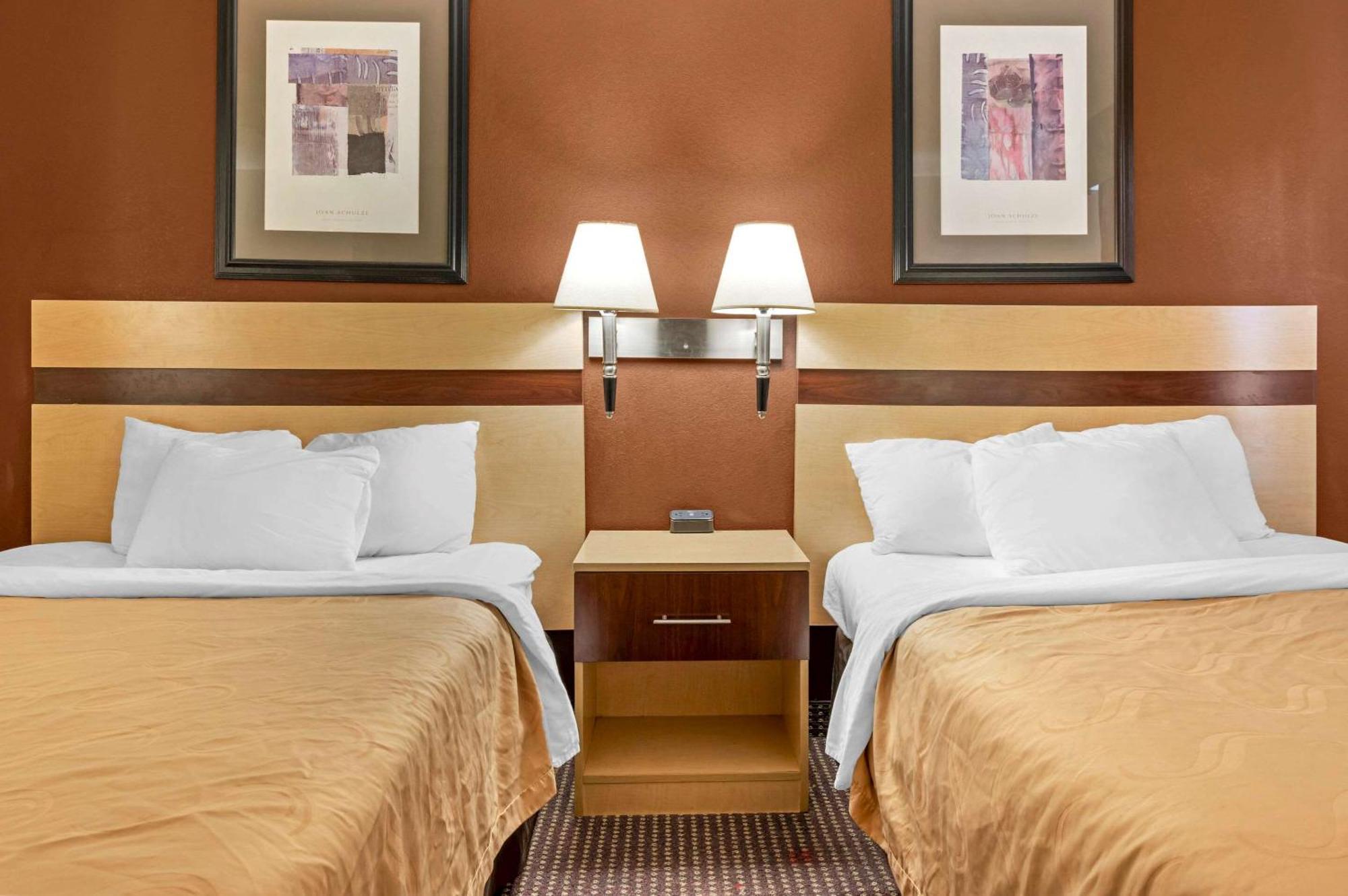 Quality Inn & Suites South-Обец Екстер'єр фото