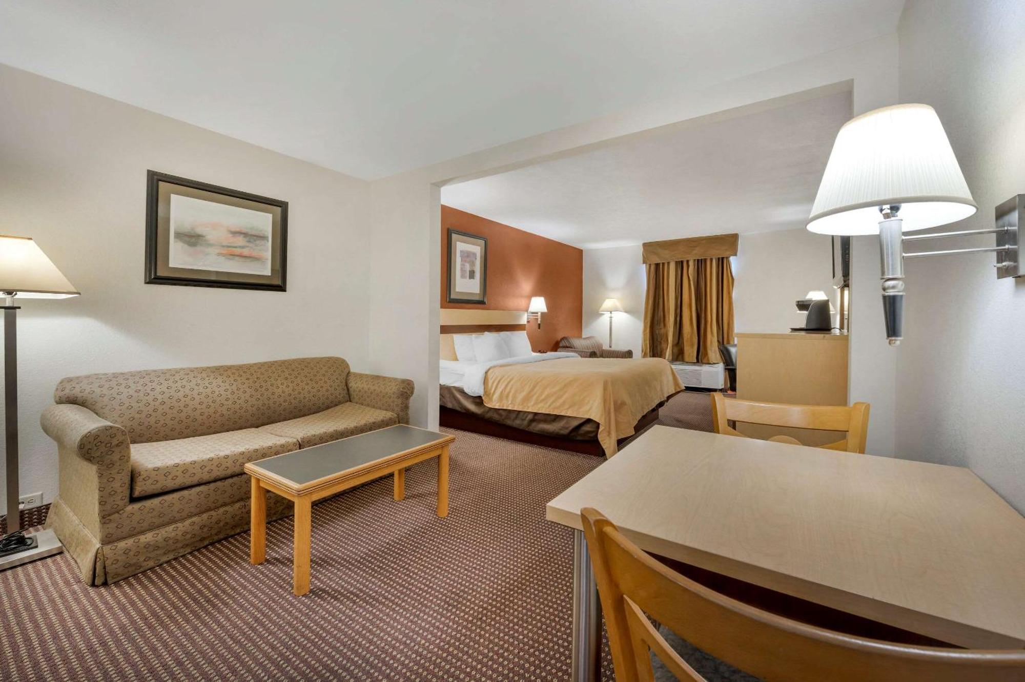 Quality Inn & Suites South-Обец Екстер'єр фото