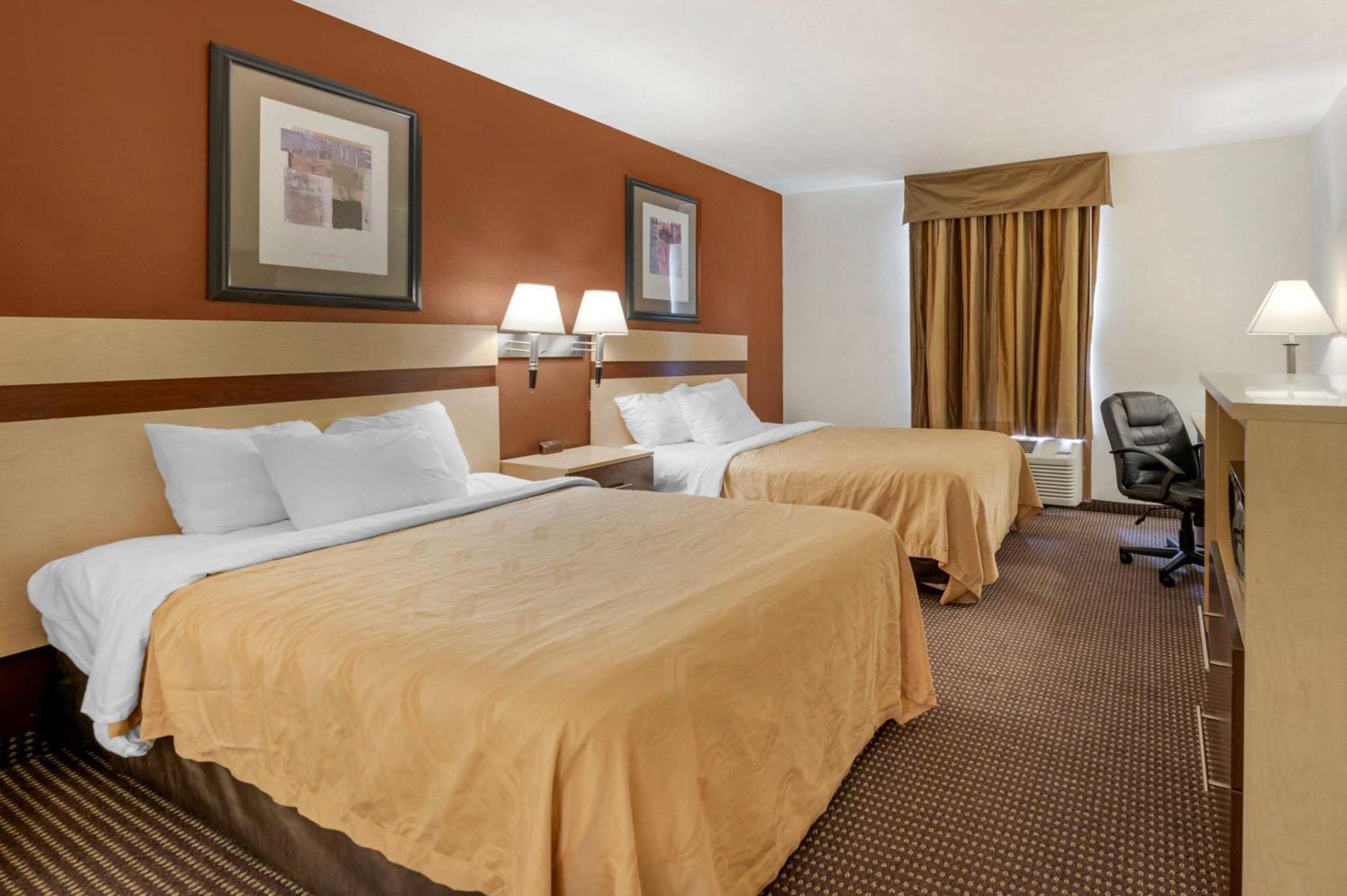 Quality Inn & Suites South-Обец Екстер'єр фото