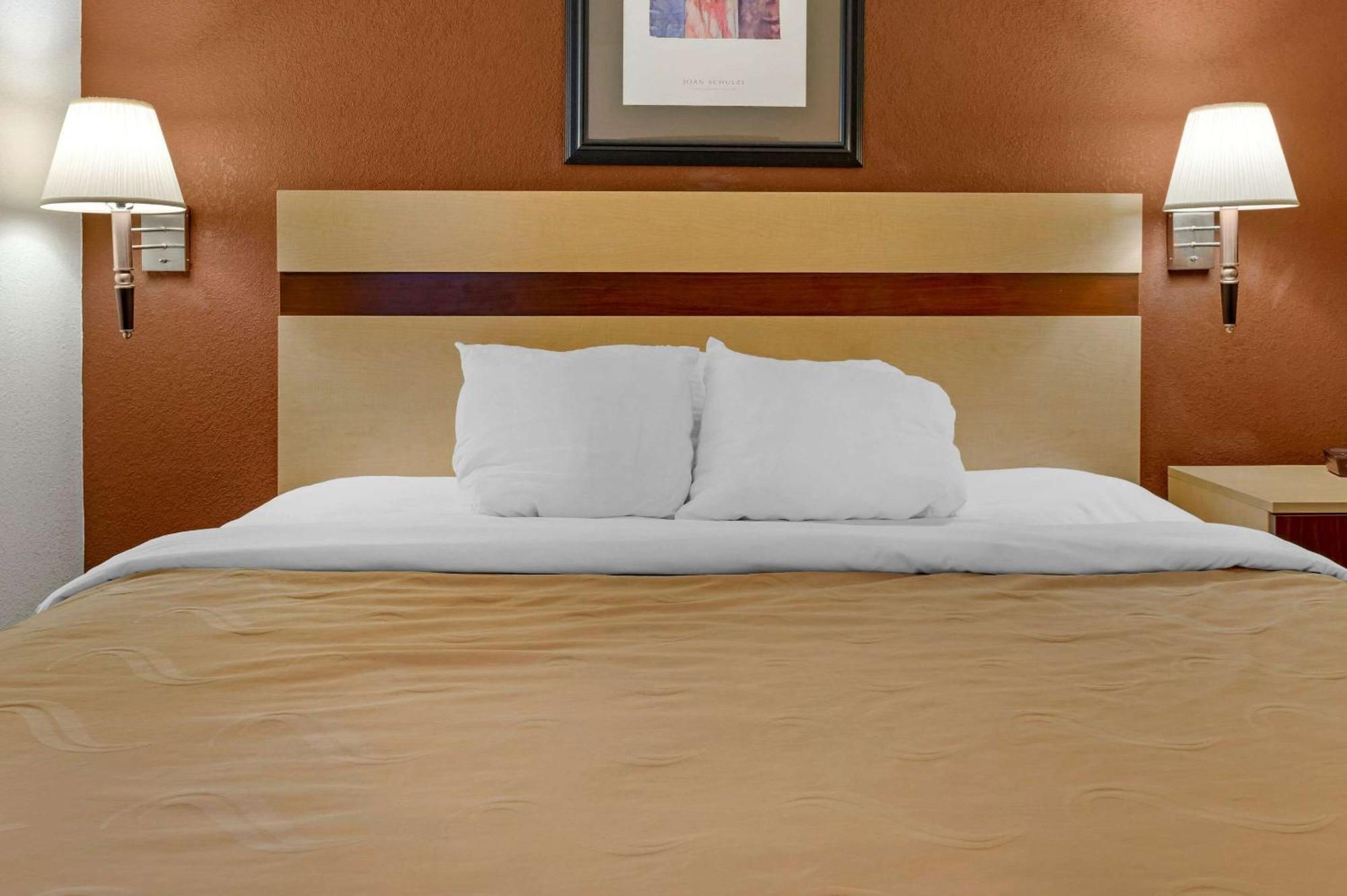 Quality Inn & Suites South-Обец Екстер'єр фото