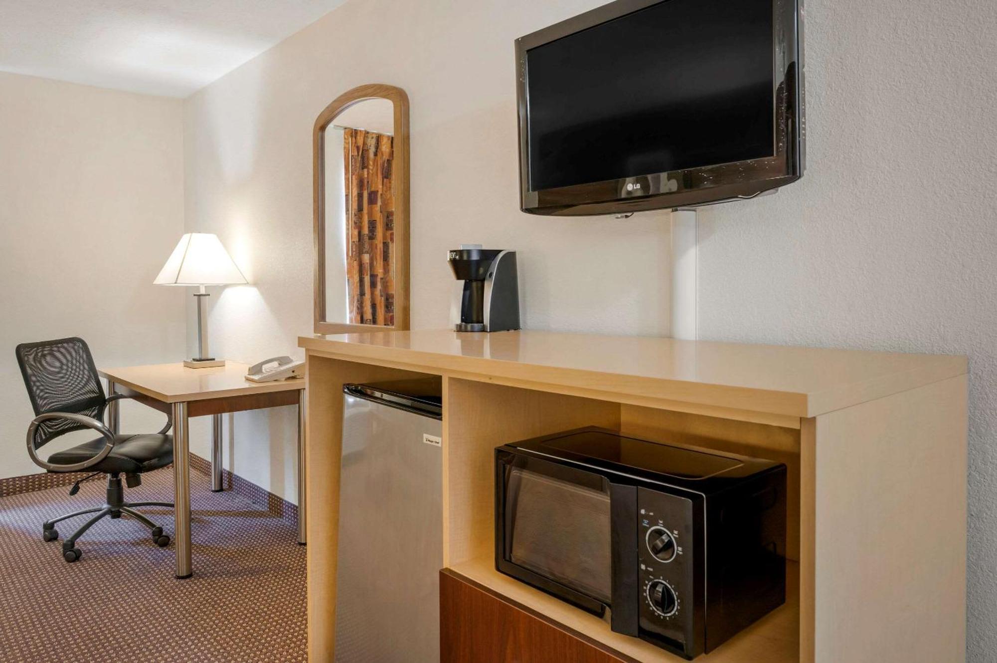 Quality Inn & Suites South-Обец Екстер'єр фото
