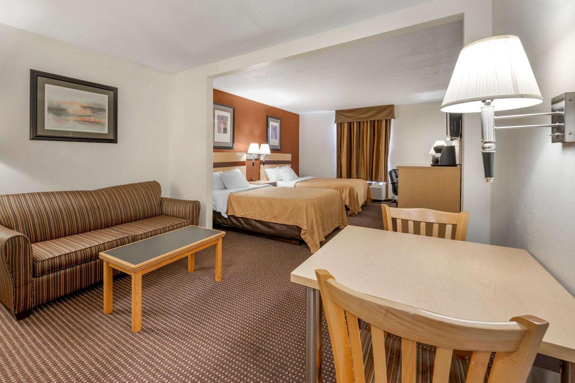 Quality Inn & Suites South-Обец Екстер'єр фото