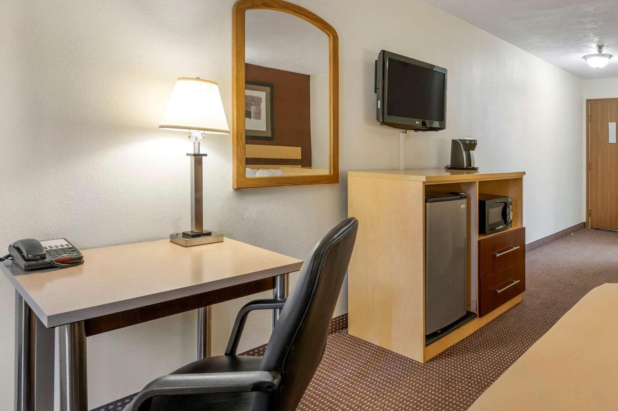 Quality Inn & Suites South-Обец Екстер'єр фото