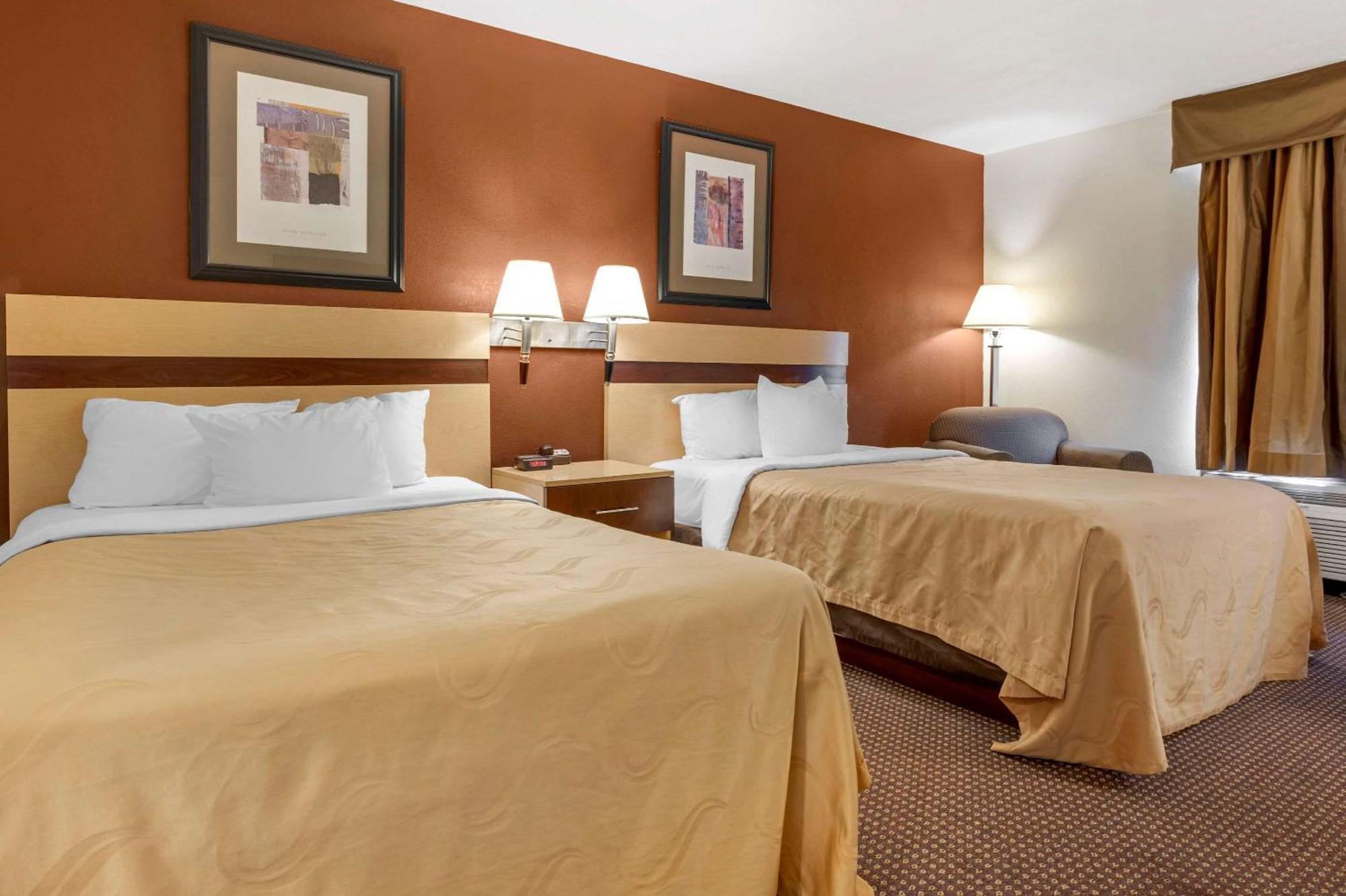 Quality Inn & Suites South-Обец Екстер'єр фото