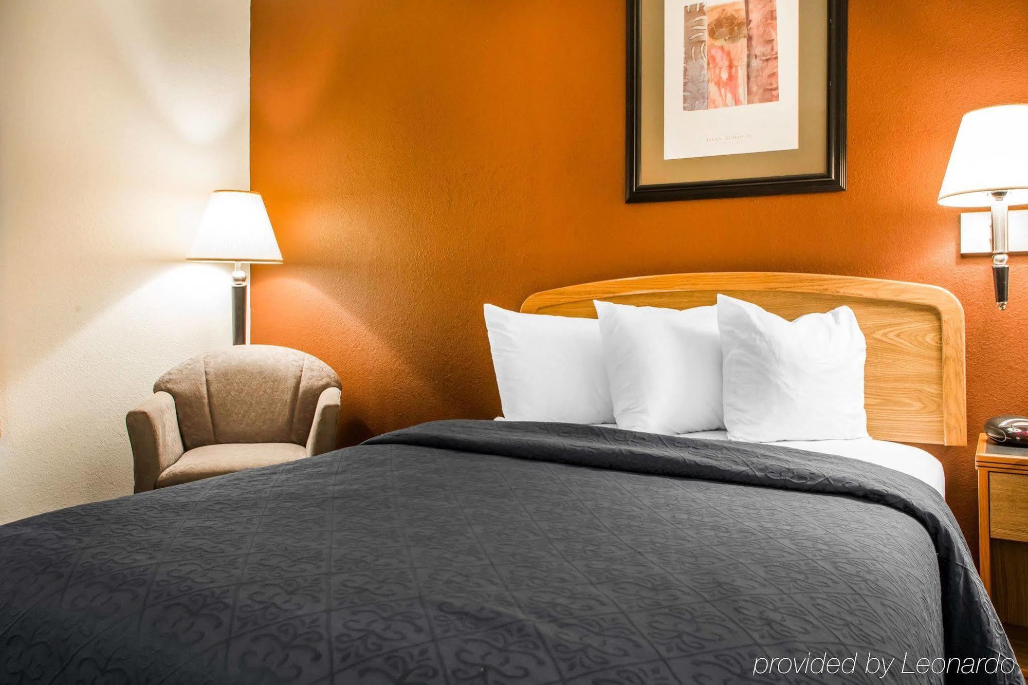 Quality Inn & Suites South-Обец Екстер'єр фото