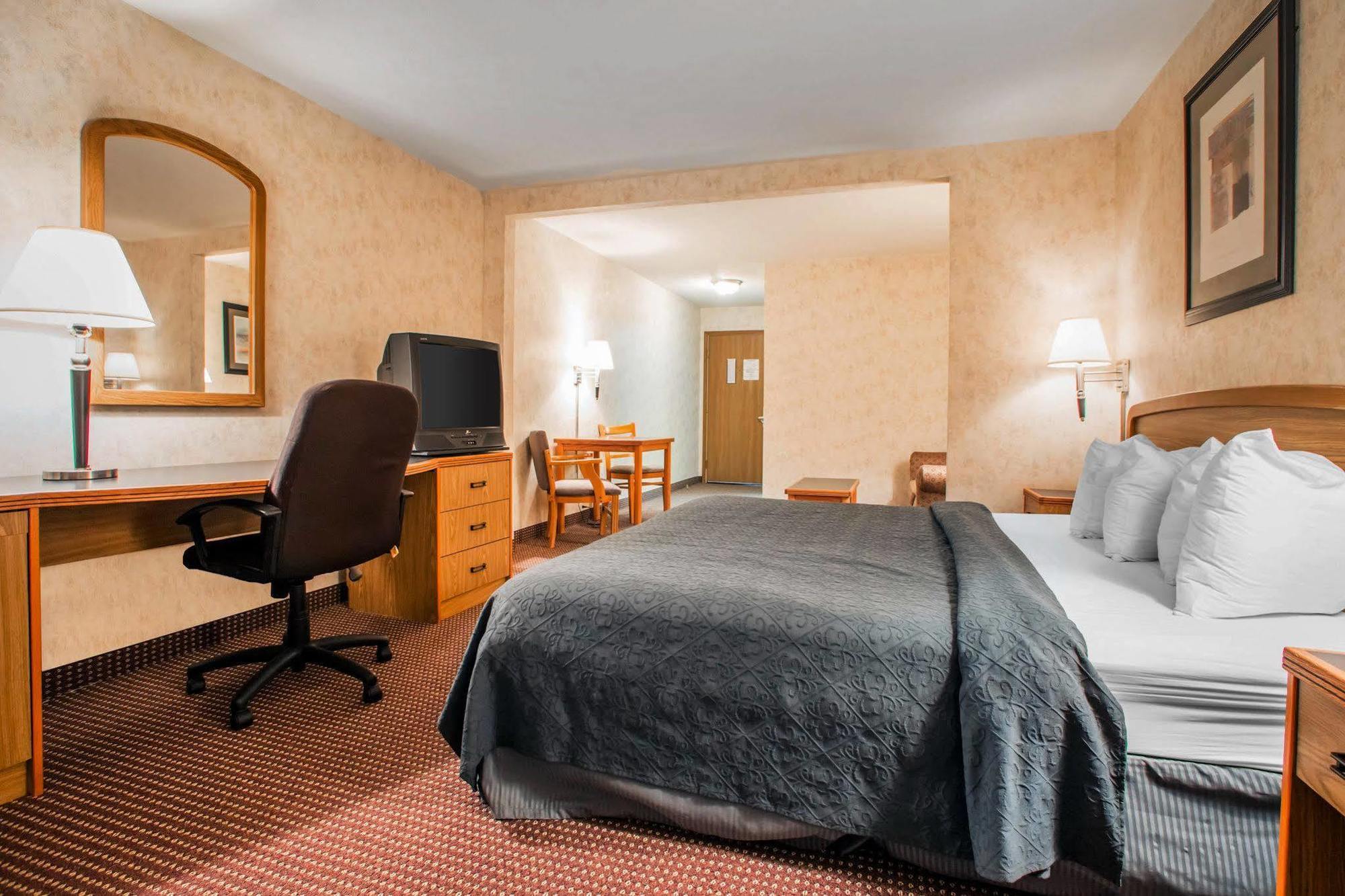 Quality Inn & Suites South-Обец Екстер'єр фото